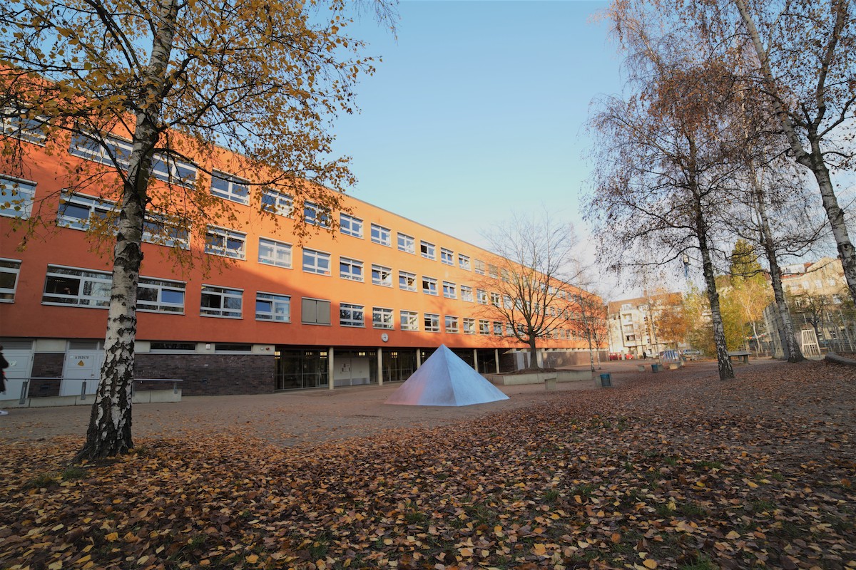 Schulgebäude im Herbst 2020